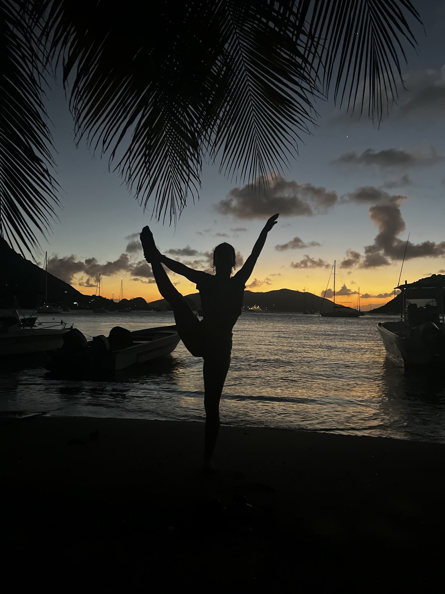yoga à la plage de Anse Mire en Guadeloupe au coucher du soleil
